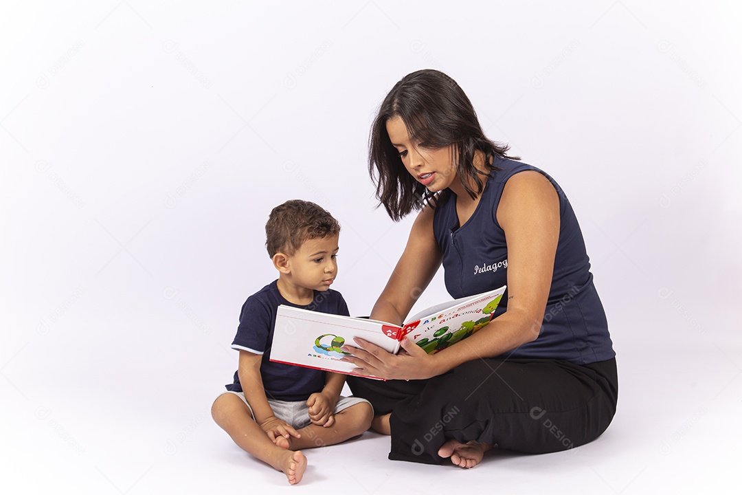 Professora lendo um livro para uma criança sobre um fundo isolado branco.