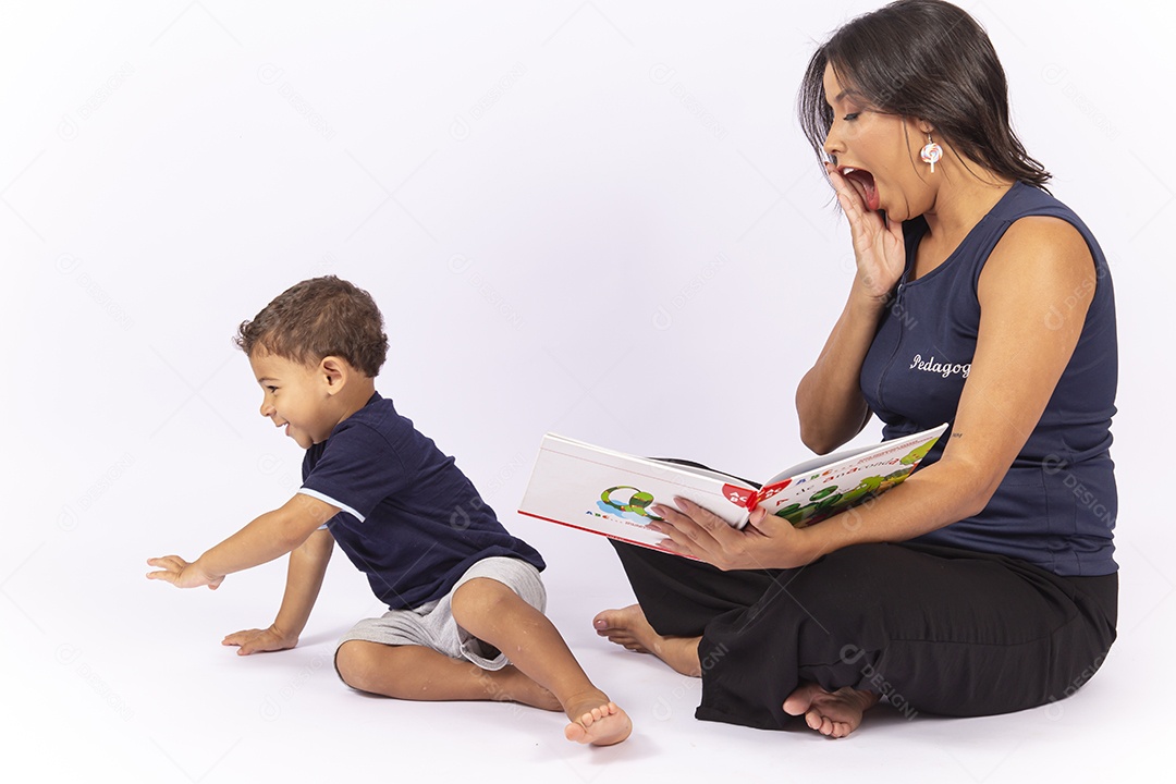 Professora lendo um livro para uma criança sobre um fundo isolado branco.