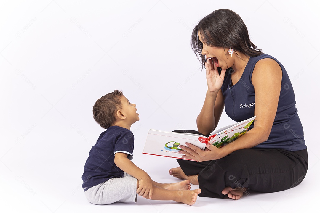 Professora lendo um livro para uma criança sobre um fundo isolado branco.