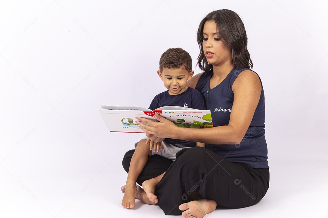 Professora lendo um livro para uma criança sobre um fundo isolado branco.