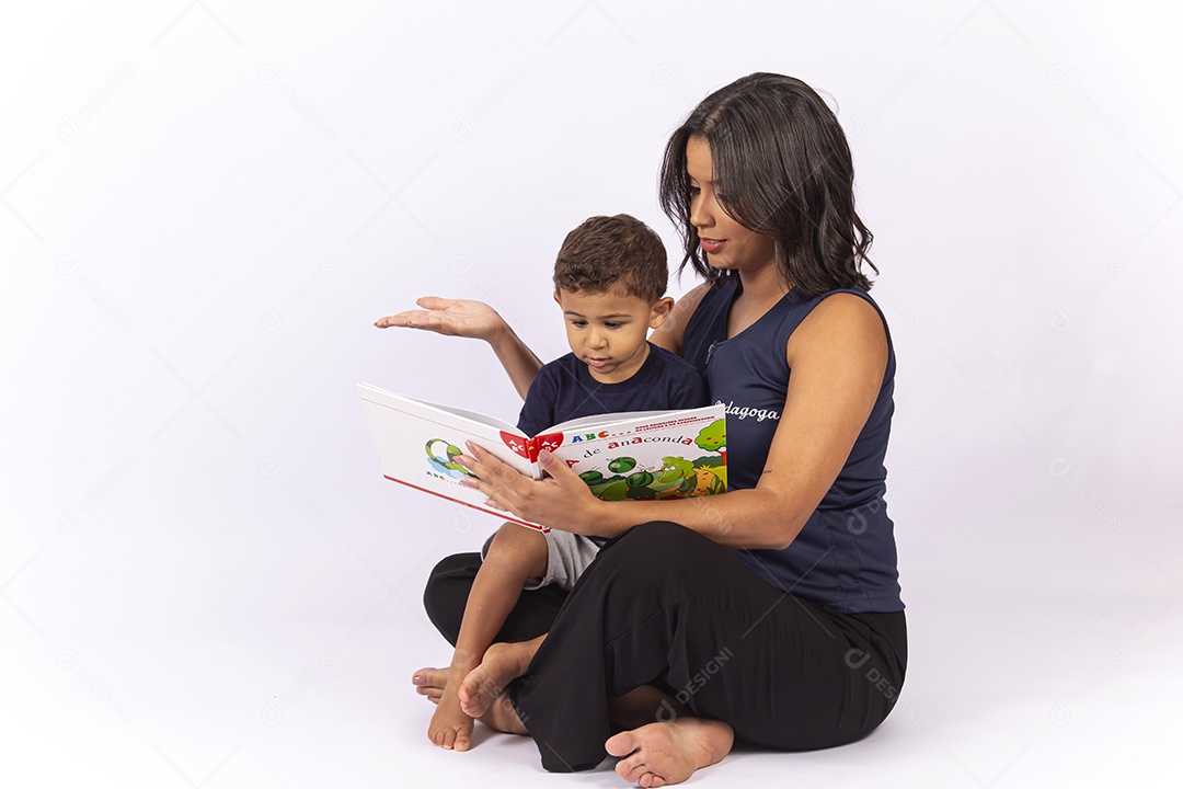 Professora lendo um livro para uma criança sobre um fundo isolado branco.