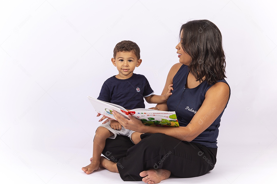 Professora lendo um livro para uma criança sobre um fundo isolado branco.