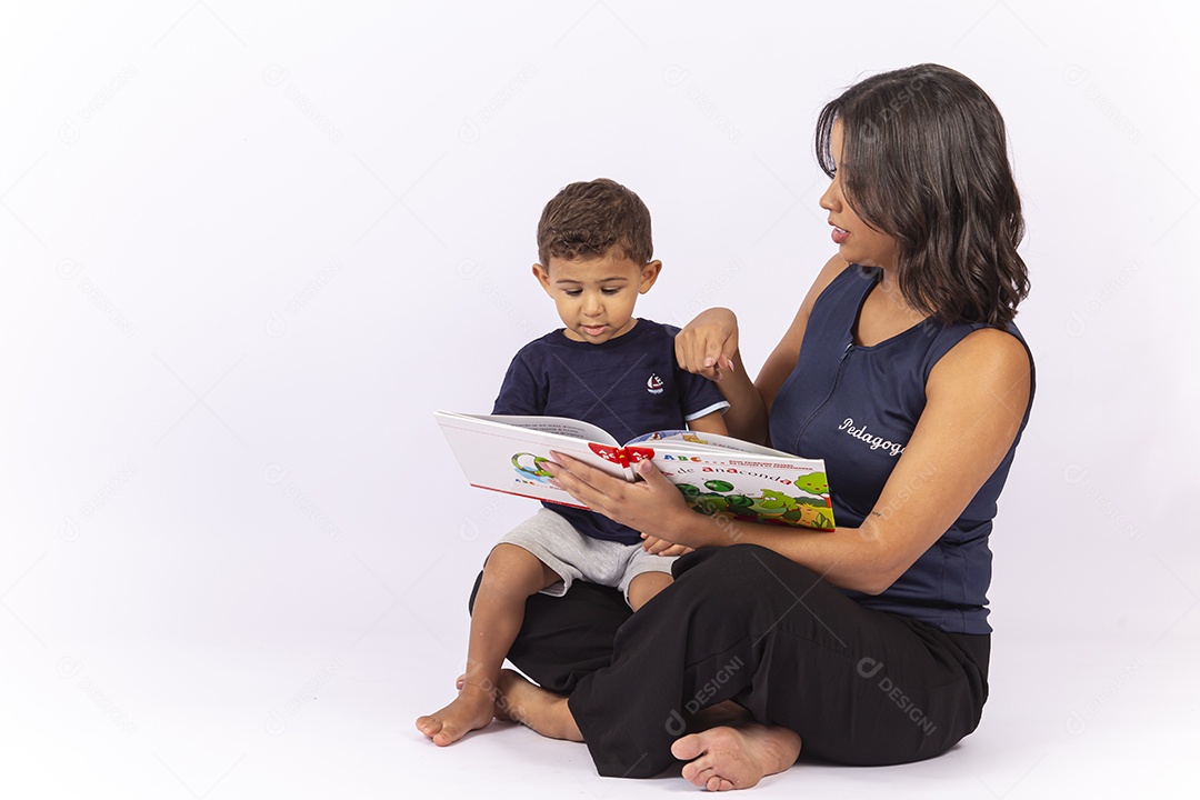 Professora lendo um livro para uma criança sobre um fundo isolado branco.