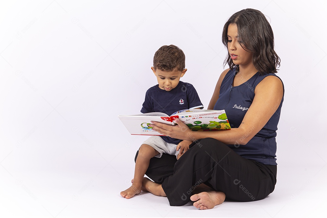Professora lendo um livro para uma criança sobre um fundo isolado branco.
