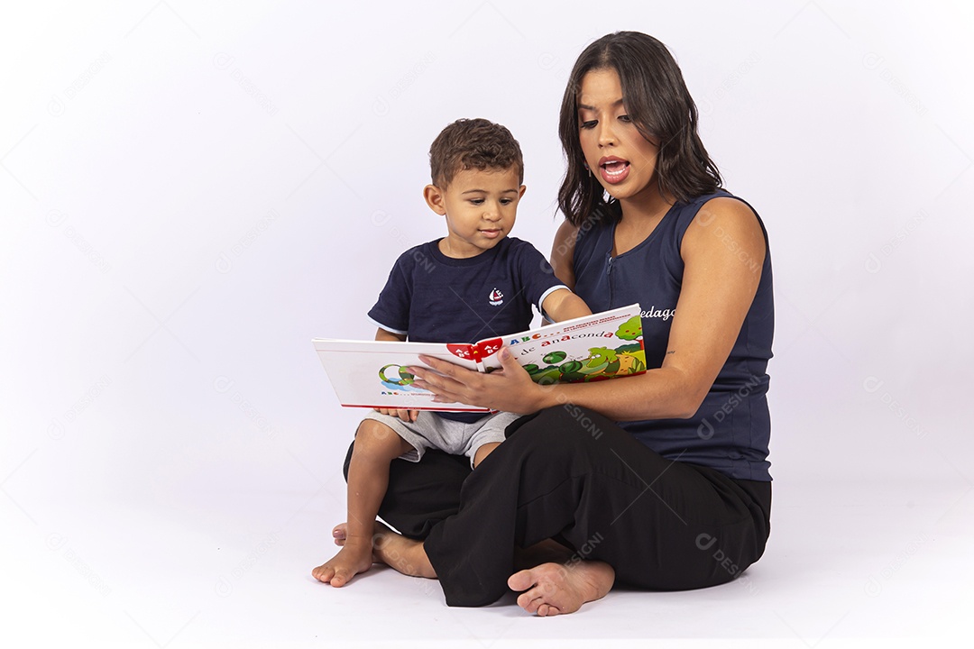 Professora lendo um livro para uma criança sobre um fundo isolado branco.