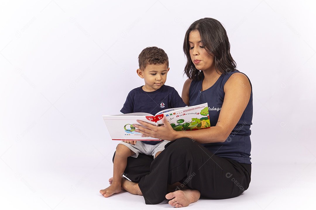 Professora lendo um livro para uma criança sobre um fundo isolado branco.
