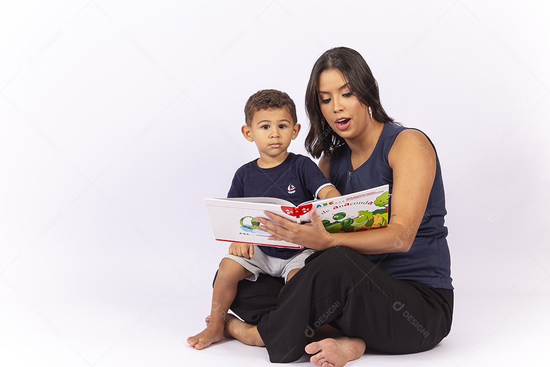 Professora lendo um livro para uma criança sobre um fundo isolado branco.