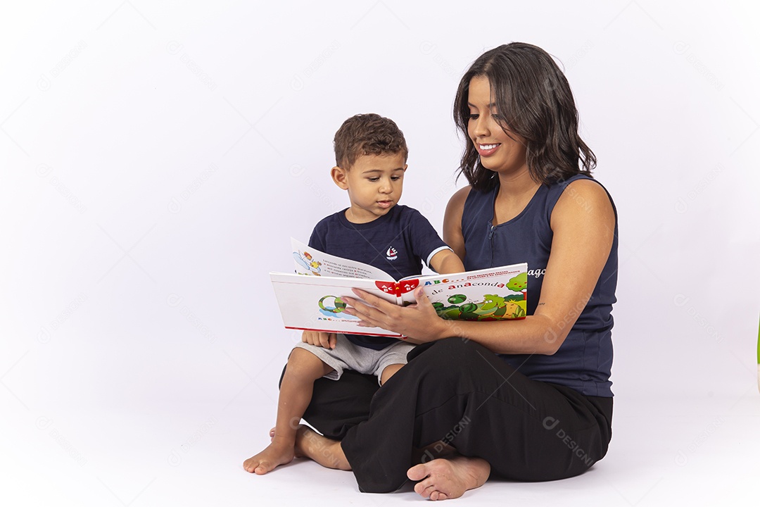 Professora lendo um livro para uma criança sobre um fundo isolado branco.