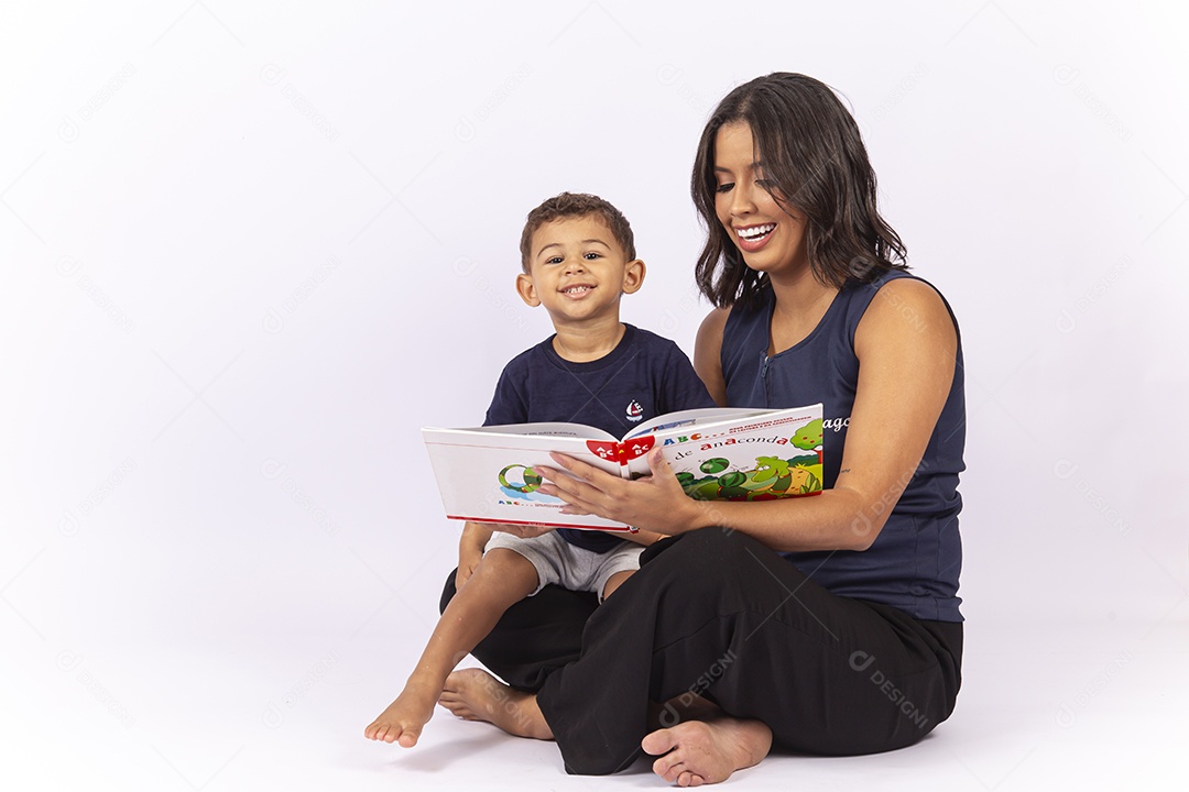 Professora lendo um livro para uma criança sobre um fundo isolado branco.