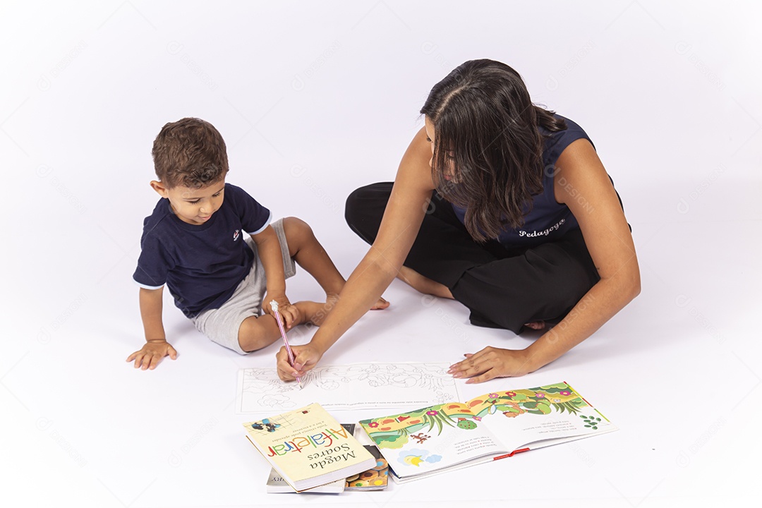 Professora desenhando para uma criança sobre um fundo isolado branco.