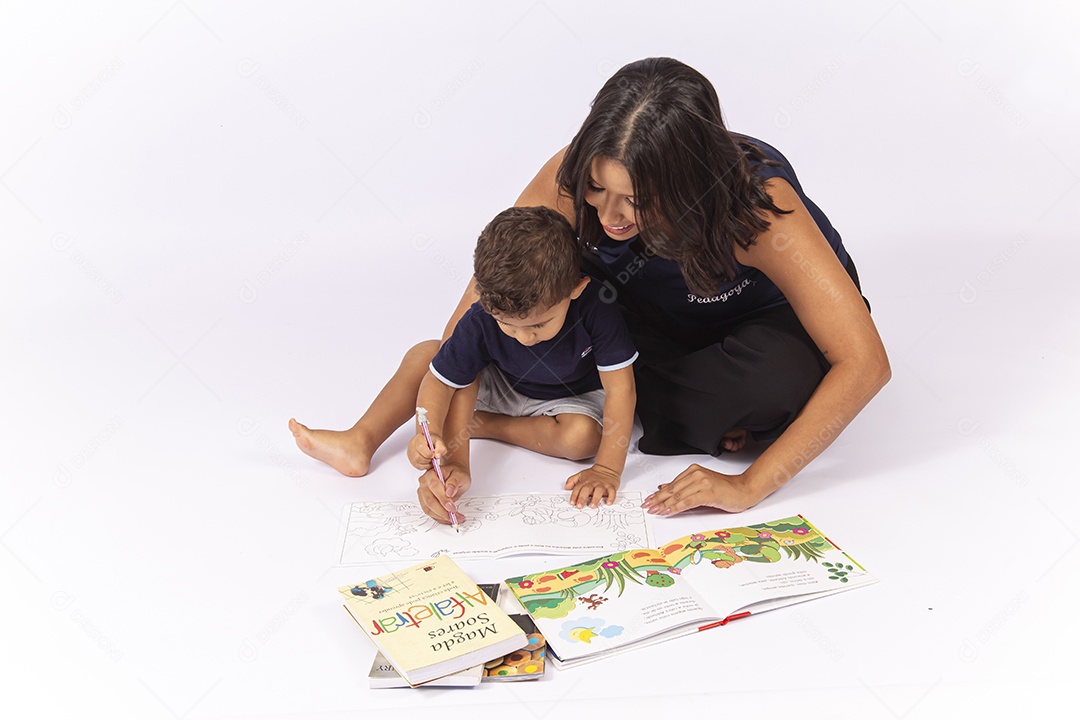 Professora desenhando para uma criança sobre um fundo isolado branco.