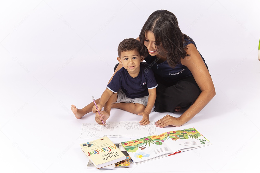 Professora desenhando para uma criança sobre um fundo isolado branco.