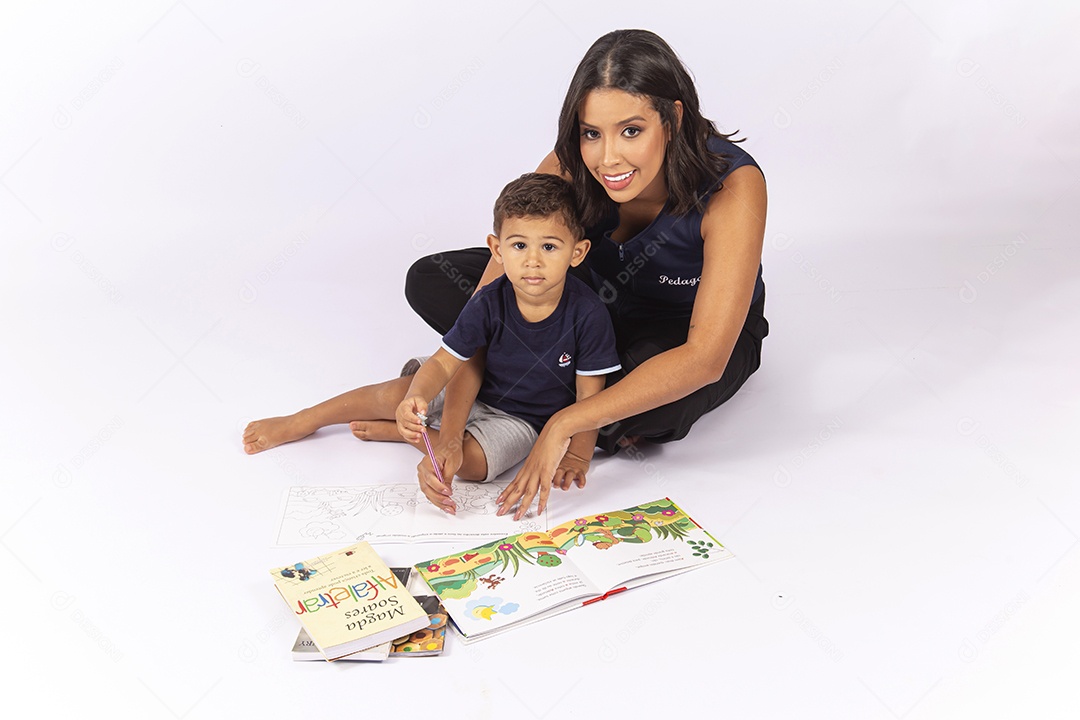 Professora desenhando para uma criança sobre um fundo isolado branco.