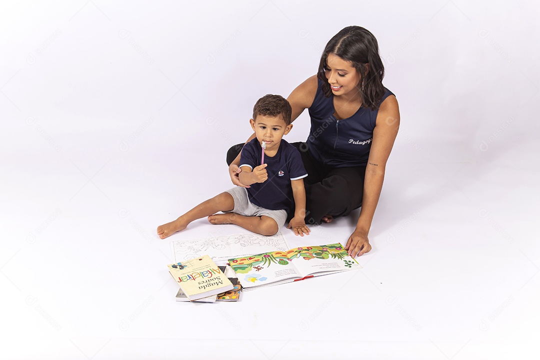 Professora ensinando para uma criança sobre um fundo isolado branco.