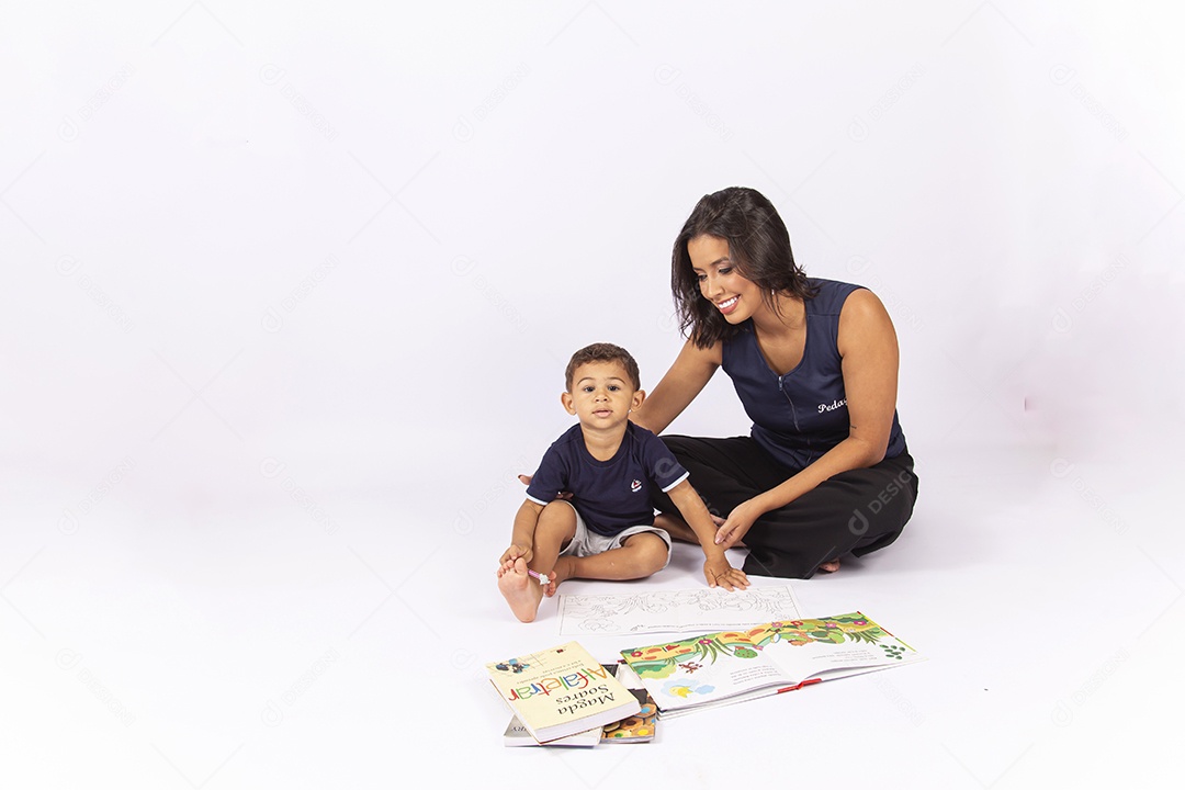 Professora ensinando para uma criança sobre um fundo isolado branco.