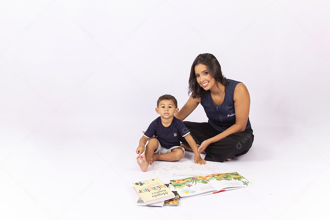 Professora desenhando para uma criança sobre um fundo isolado branco.