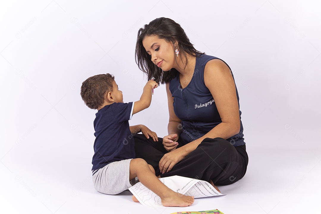 Criança brincando com a professora sobre um fundo isolado branco.