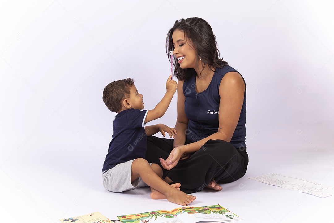 Criança brincando com a professora sobre um fundo isolado branco.