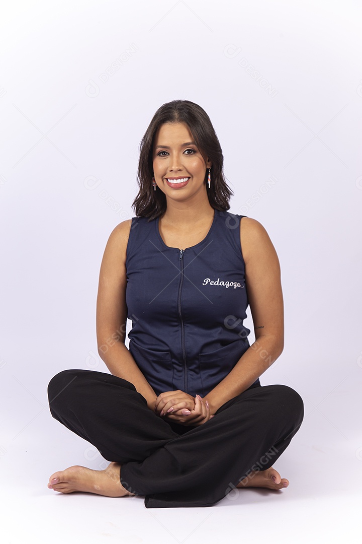 Professora sentada sobre um fundo isolado branco.