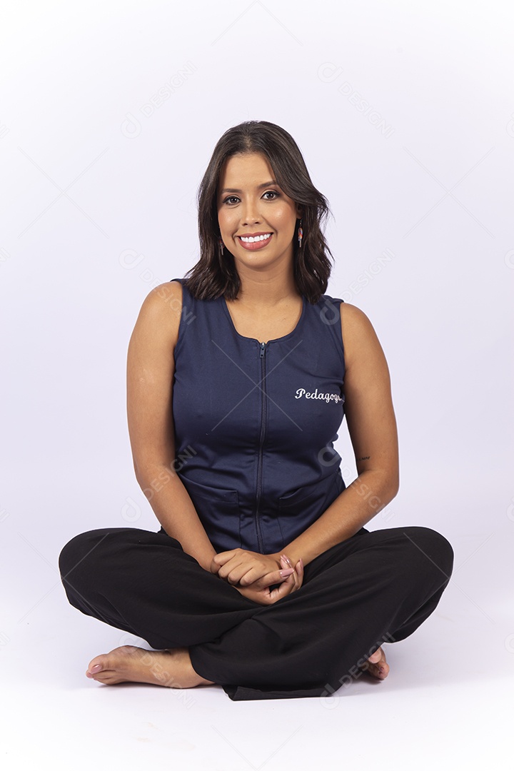 Professora sentada sobre um fundo isolado branco.