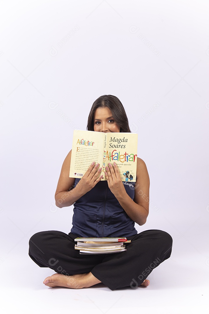 Professora sentada com um livro sobre um fundo isolado branco.
