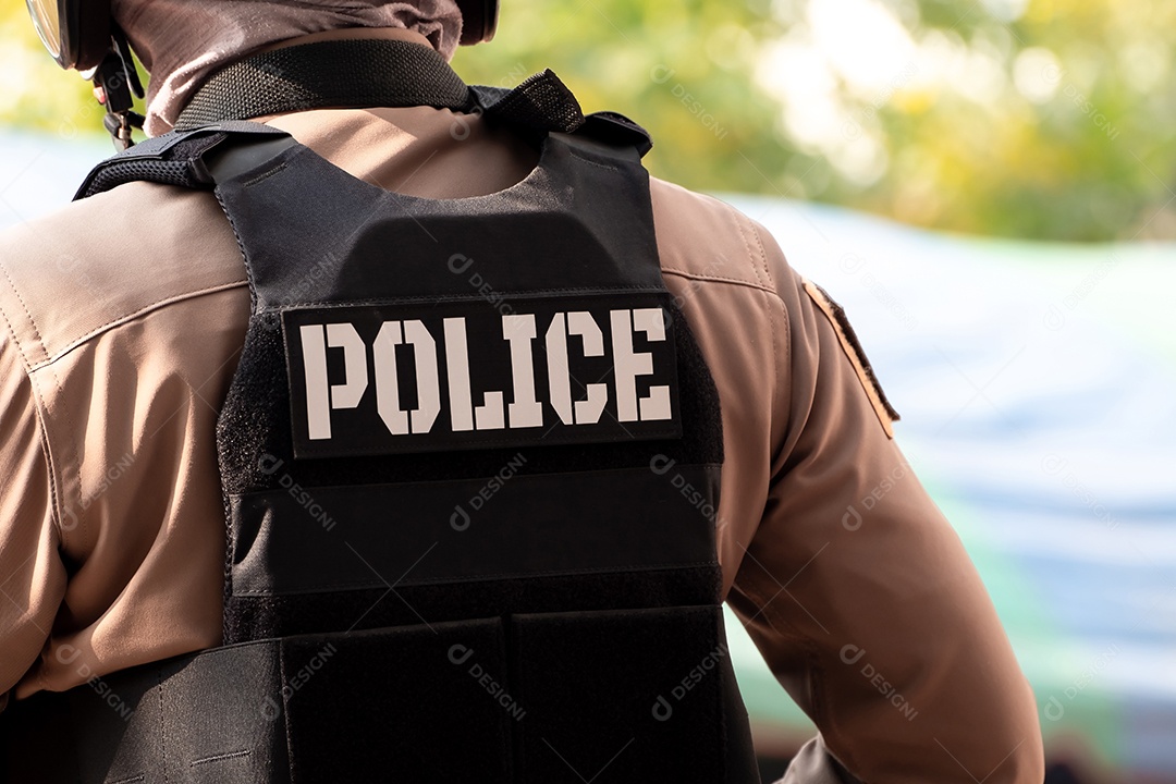 Vista traseira do policial masculino colete à prova de balas nas costas indica a palavra polícia