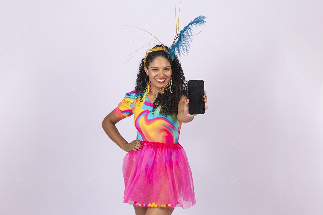 Linda mulher vestida com fantasia de carnaval segurando celular.