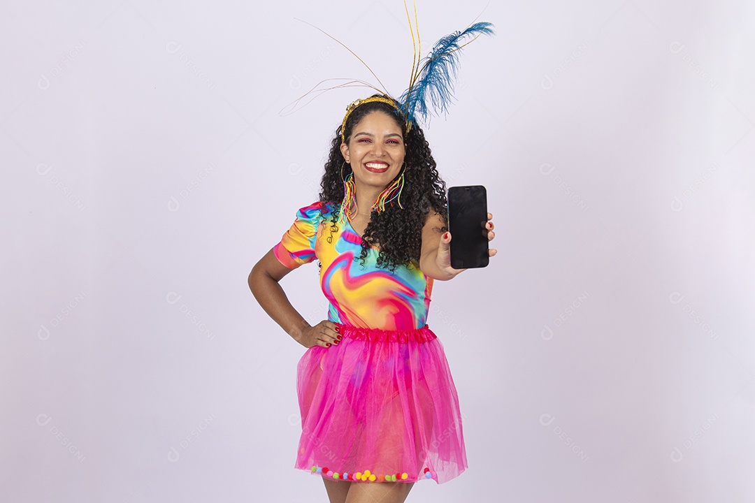 Linda mulher vestida com fantasia de carnaval segurando celular.