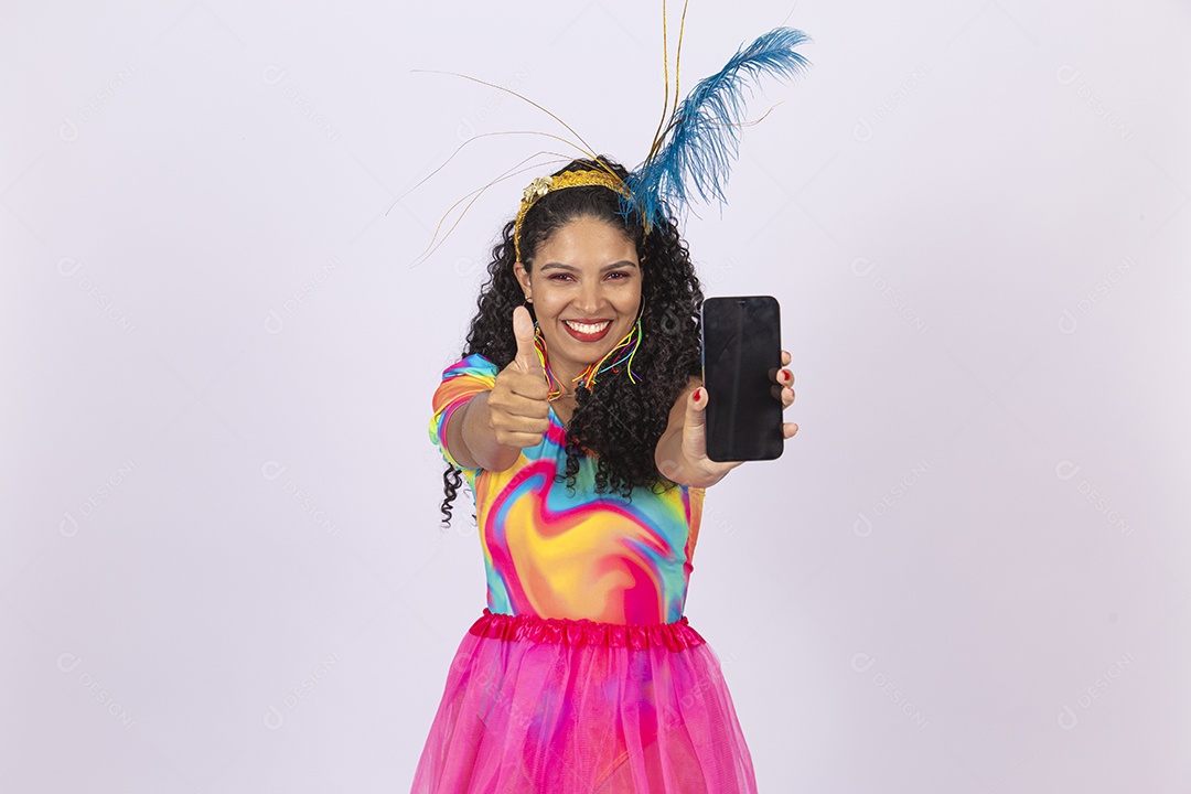 Linda mulher vestida com fantasia de carnaval segurando celular.