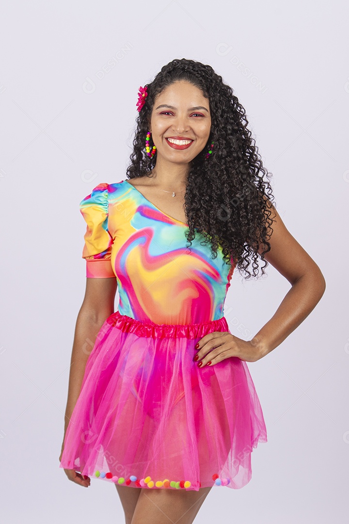 Linda mulher vestida com fantasia de carnaval.