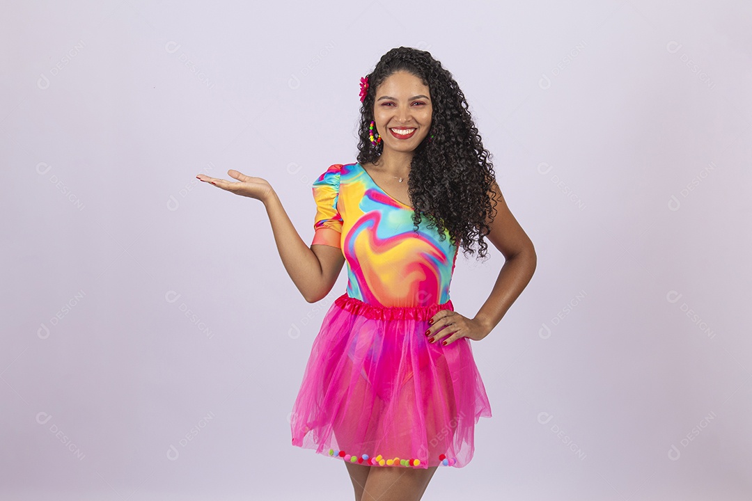 Linda mulher vestida com fantasia de carnaval.