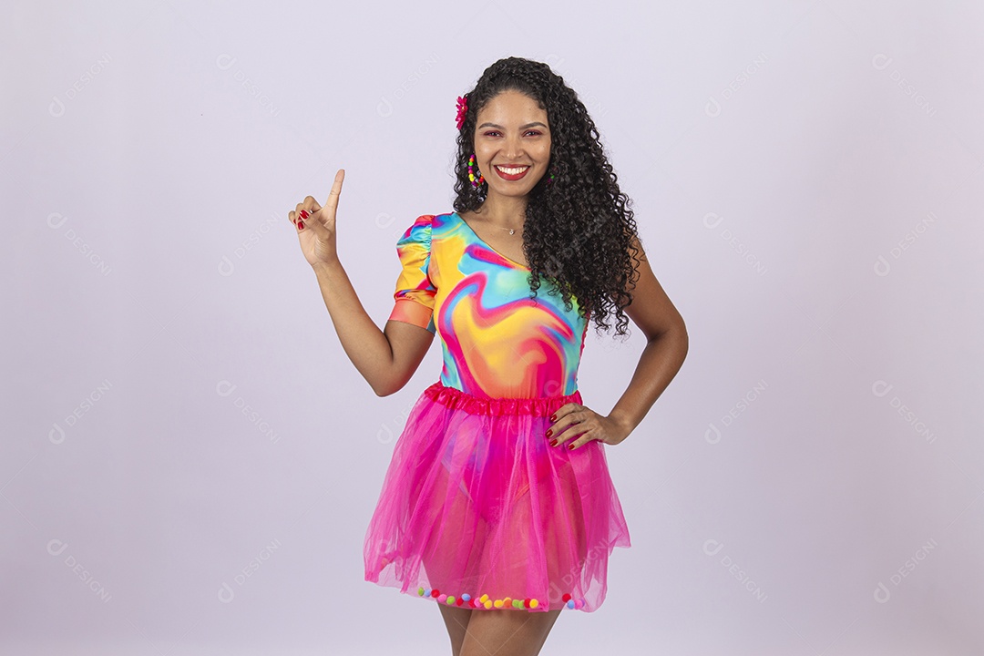 Linda mulher vestida com fantasia de carnaval.