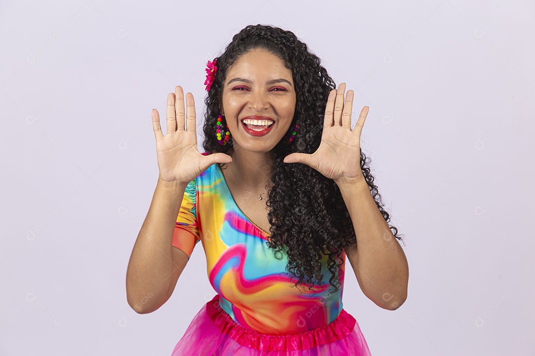 Linda mulher vestida com fantasia de carnaval.