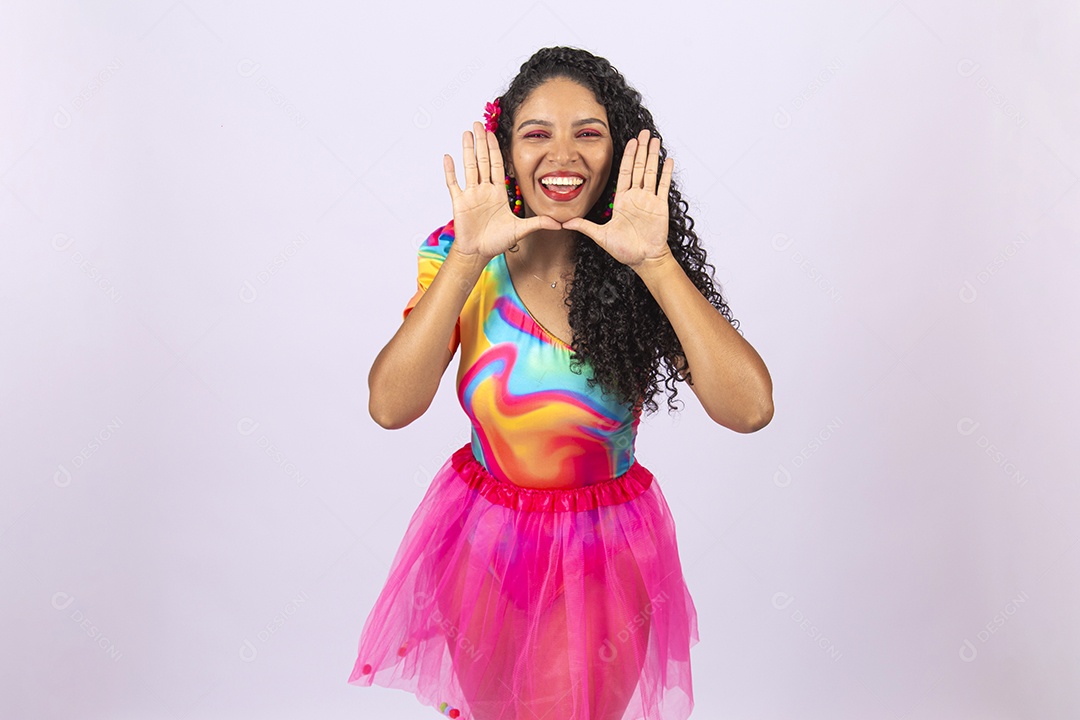 Linda mulher vestida com fantasia de carnaval.