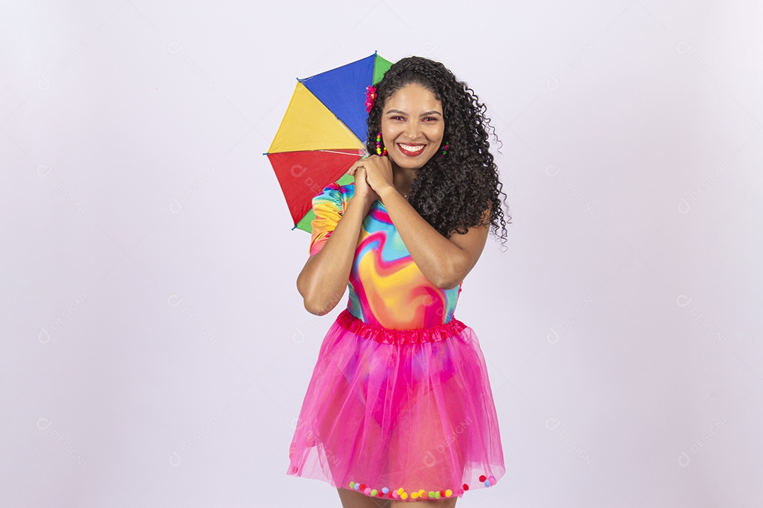 Linda mulher vestida com fantasia de carnaval estilo frevo.