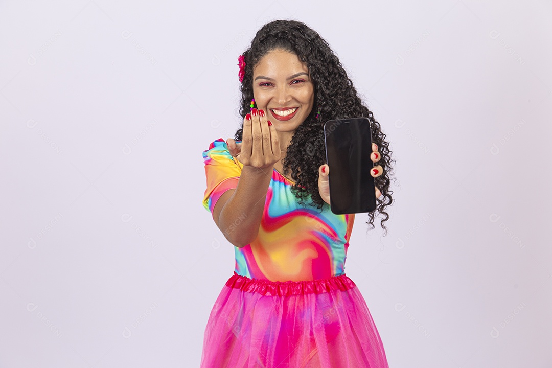 Linda mulher cabelo cacheado vestida com fantasia de carnaval segurando celular.