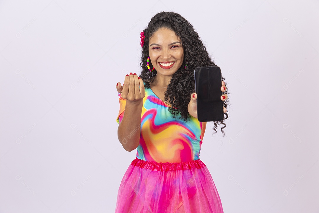 Linda mulher cabelo cacheado vestida com fantasia de carnaval segurando celular.