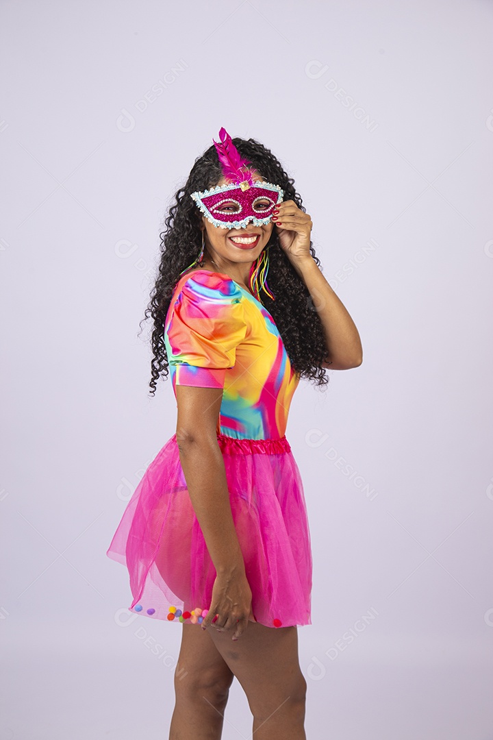 Linda mulher cabelo cacheado usando máscara fantasia de carnaval