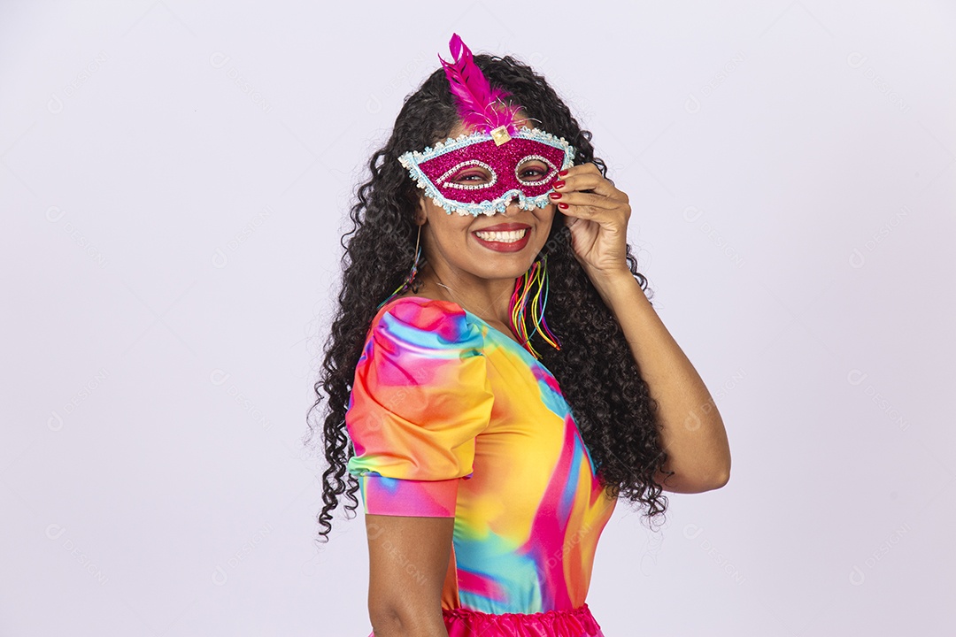 Linda mulher cabelo cacheado usando máscara fantasia de carnaval