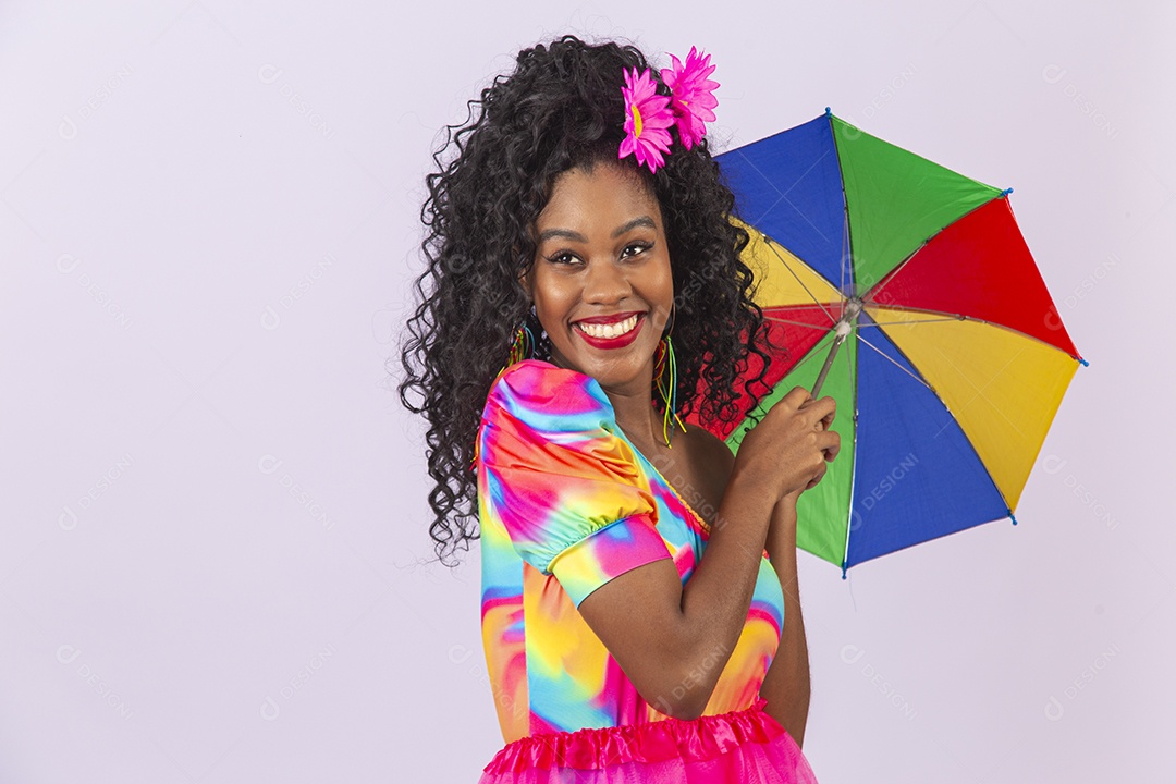 Linda mulher cabelo cacheado vestida com fantasia de carnaval estilo frevo.