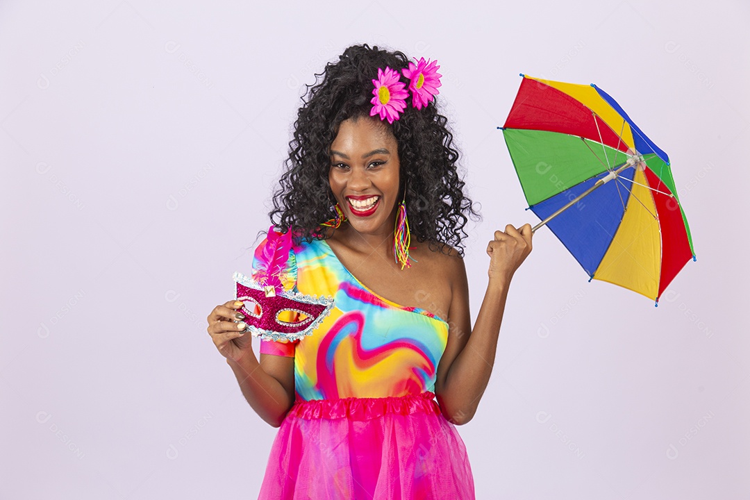 Linda mulher cabelo cacheado vestida com fantasia de carnaval estilo frevo.