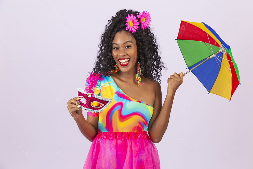 Linda mulher cabelo cacheado vestida com fantasia de carnaval estilo frevo.