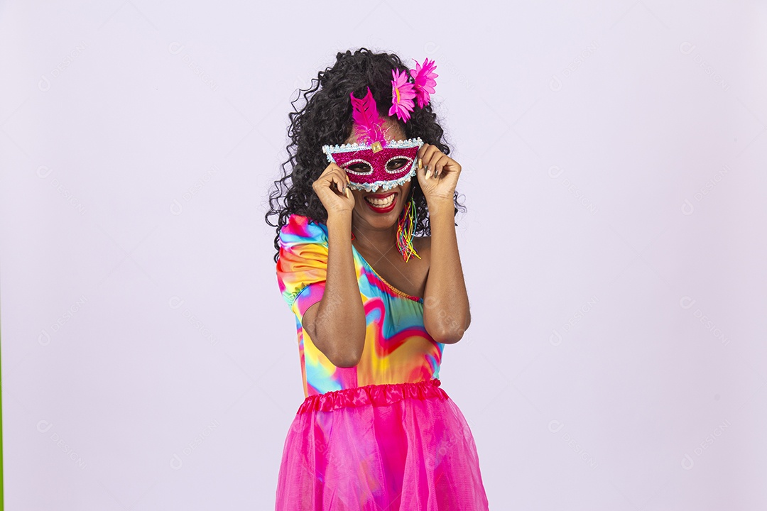 Linda mulher cabelo cacheado usando máscara fantasia de carnaval.