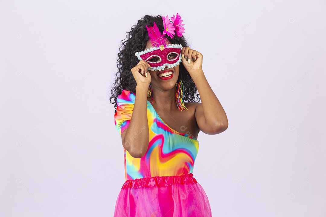 Linda mulher cabelo cacheado usando máscara fantasia de carnaval.