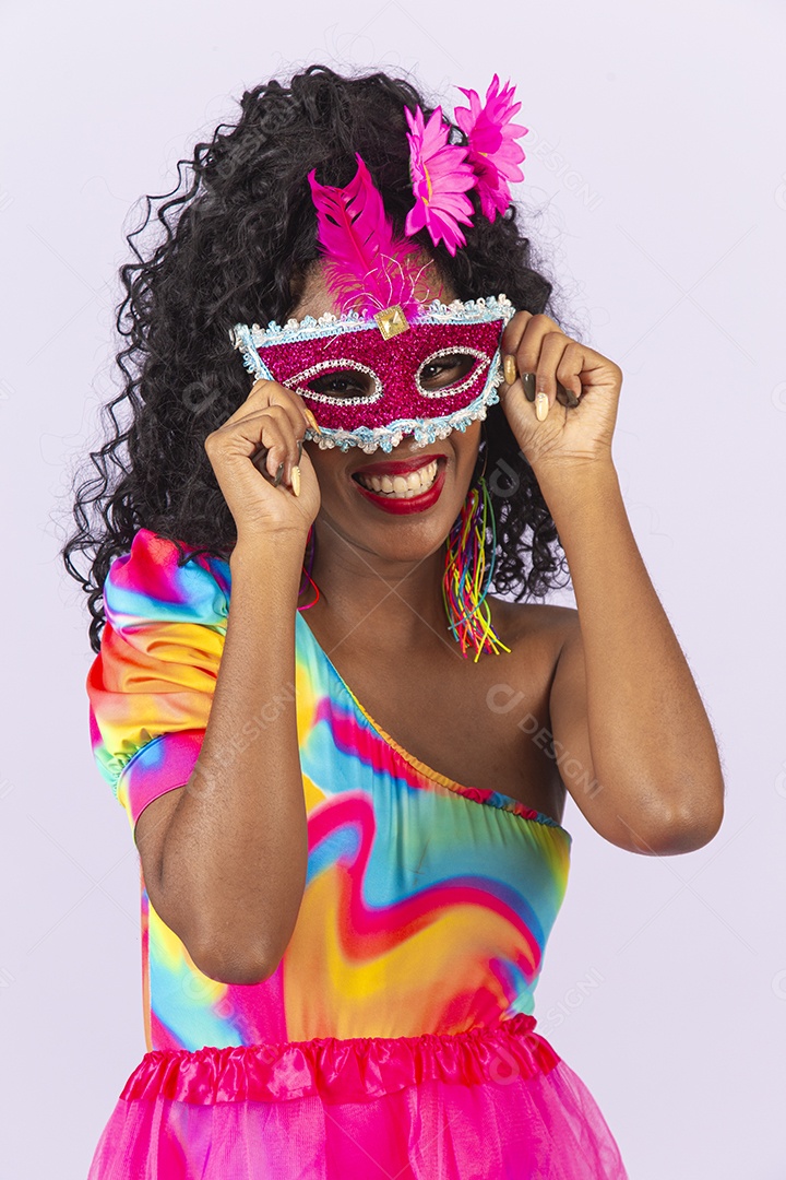 Linda mulher cabelo cacheado usando máscara fantasia de carnaval.