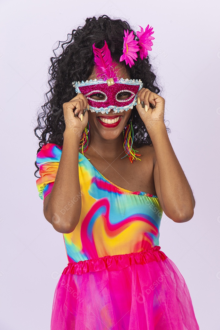 Linda mulher cabelo cacheado usando máscara fantasia de carnaval.