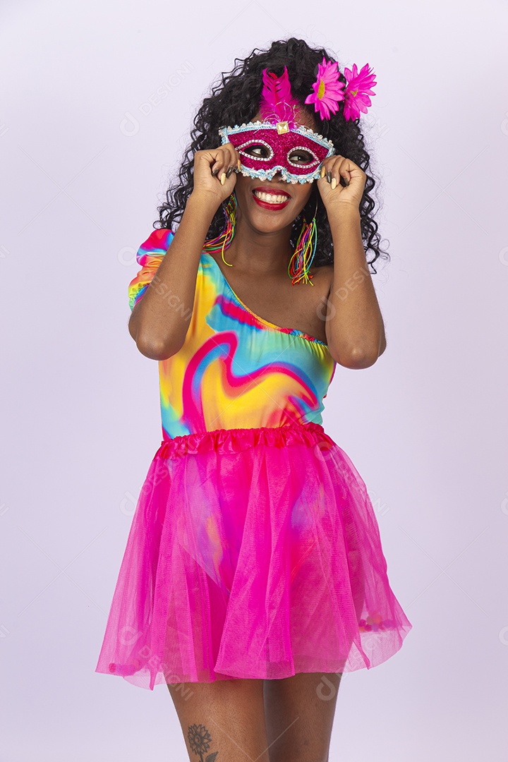 Linda mulher cabelo cacheado usando máscara fantasia de carnaval.