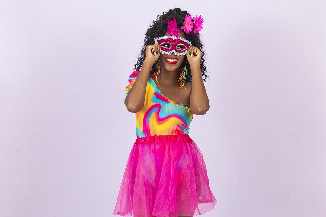 Linda mulher cabelo cacheado usando máscara fantasia de carnaval