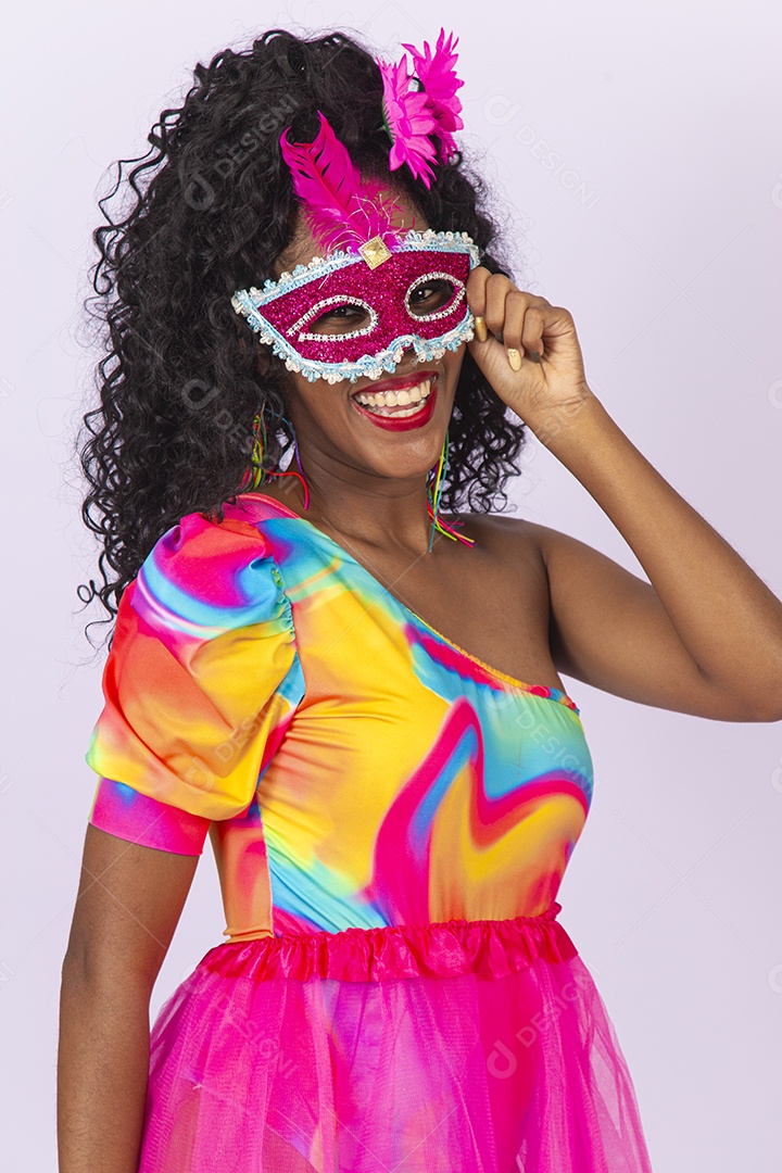 Linda mulher cabelo cacheado usando máscara fantasia de carnaval.