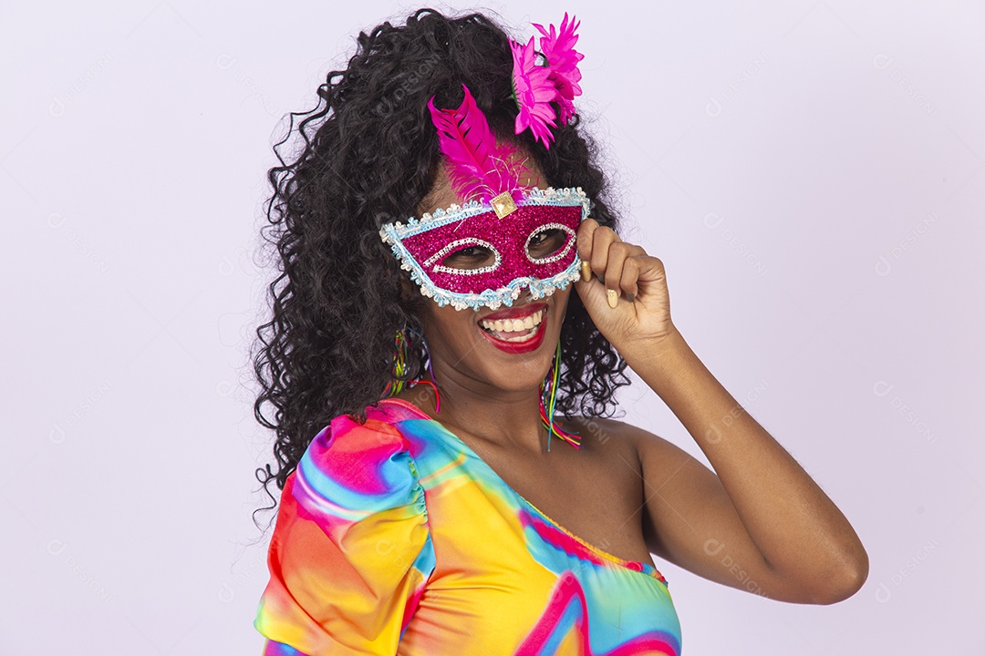 Linda mulher cabelo cacheado usando máscara fantasia de carnaval.